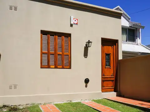 Casa de 3 ambientes en venta en lujan apto credito con patio y cochera  calle patricios al 3100