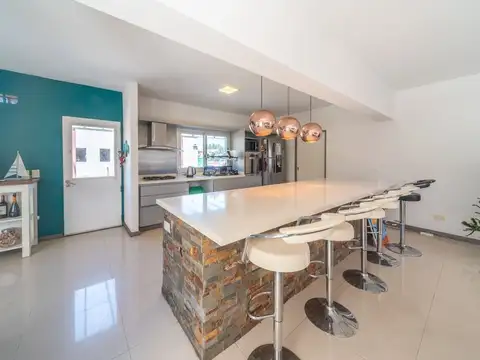 Casa 8 ambientes con 2 baños