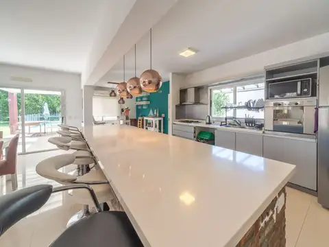 Casa en Venta con 4 cocheras