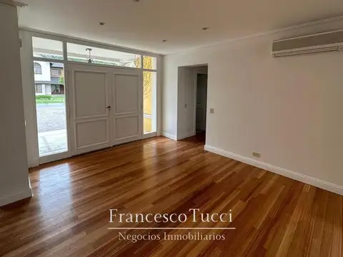 Casa en Alquiler con 2 cocheras