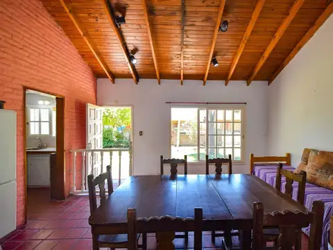 Casa 4 ambientes con 2 baños