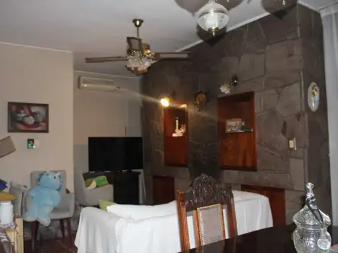 Casa 12 ambientes con 4 baños