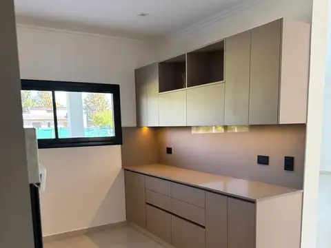 Casa 6 ambientes con 2 baños