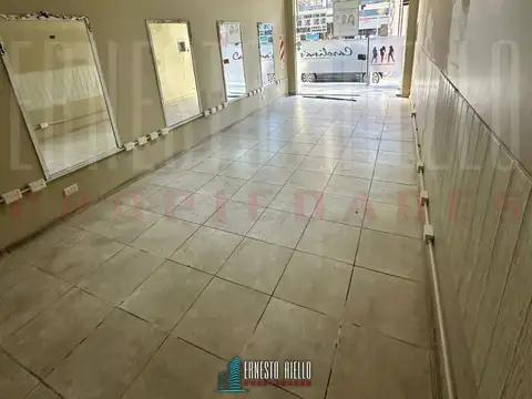 ALQUILER AMPLIO LOCAL CON TERRAZA EN QUILMES CENTRO