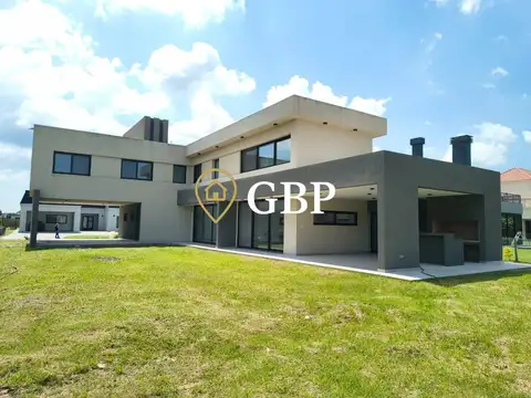 Casa en Venta con 2 cocheras