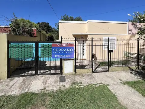 Venta o permuta casa 3 amb con excelente ubicación. Lanusse