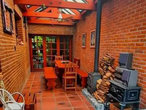 CHALET DE 5 AMBIENTES CON PISCINA,DESARROLLADO EN 2 PLANTAS