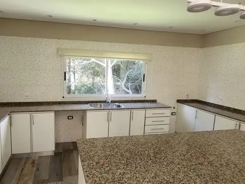 Casa 5 ambientes con 4 baños
