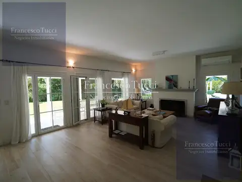 Casa en Venta con 2 cocheras
