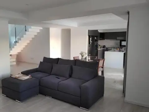 Casa 5 ambientes con 4 baños