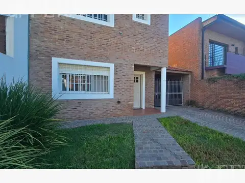 Casa 3 ambientes con 2 baños