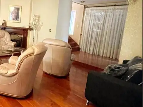 Casa en Venta con 10 cocheras