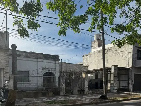 Venta Casa a refaccionar doble lote V Ballester