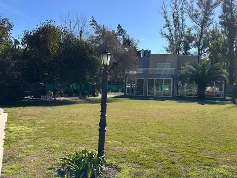 Casa en Venta con 3 cocheras