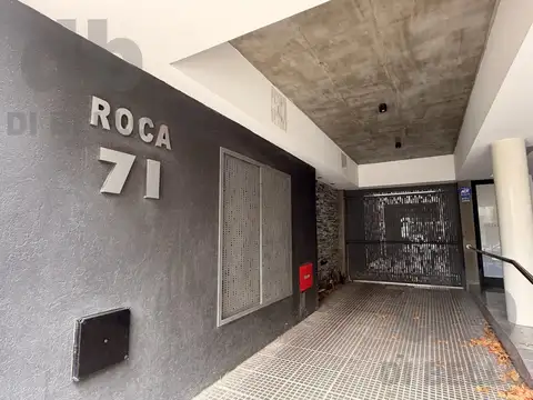 Cochera semicubierta en Roca y Rivadavia