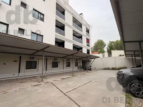 Cochera semicubierta en Roca y Rivadavia