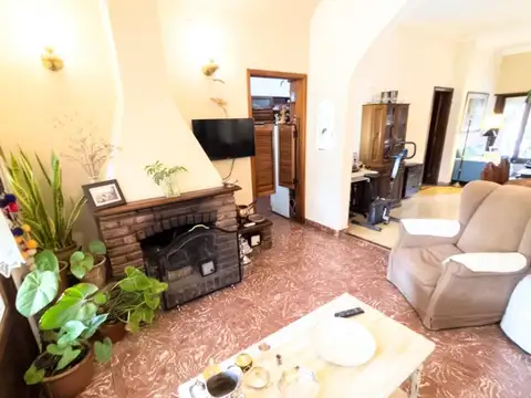 Casa 5 ambientes con 2 baños