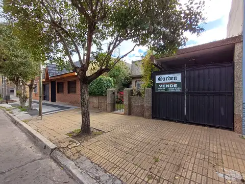 Casa sobre lote de 8,66 x 30 Mts. Cochera - 2 Dormitorios - Parque - Quincho. Excelente ubicacion!