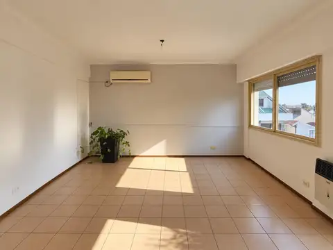 AMPLIO DEPARTAMENTO 3 AMBIENTES CON BALCON