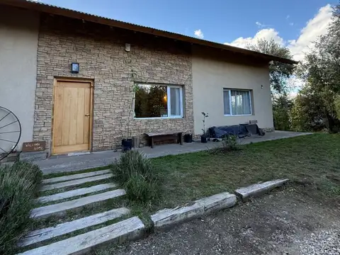 FINA PATAGONIA. Casa en venta c/ cochera en San Martin de los Andes