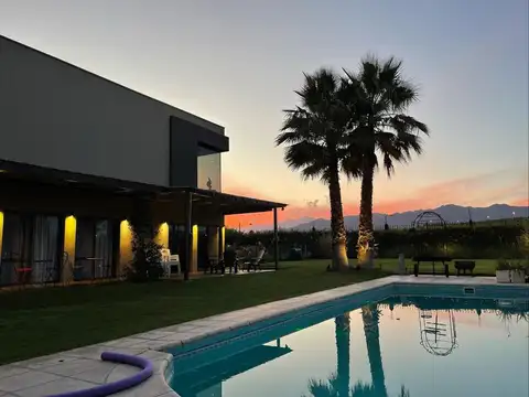 Casa en Venta en Chacras De Coria, USD 980.000