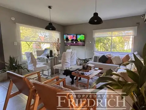 Casa en Alquiler con 3 cocheras