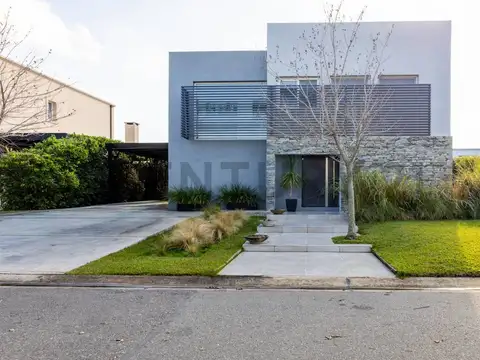EXCELENTE CASA EN LOTE INTERNO EN TIPAS, 4 Ambientes, doble galería, jardín parq