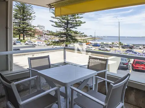 Departamento en torre de categoría frente al mar.