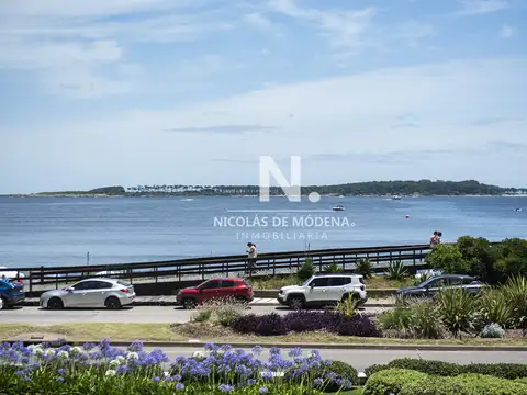 Departamento en torre de categoría frente al mar.