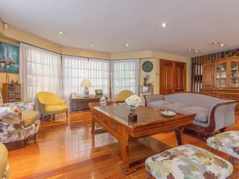 Casa en Venta con 3 cocheras