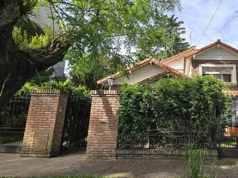 Venta Casa con Jardín en doble lote de 651 m5, en Martín Rodríguez al 3700, Carapachay