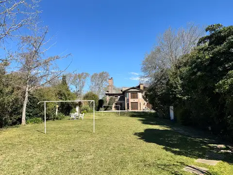 Casa 9 ambientes con 3 baños