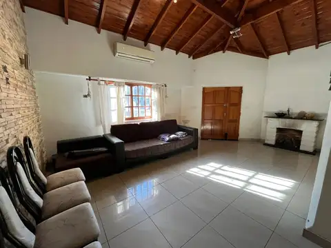 Casa 4 ambientes con 2 baños