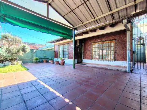 Casa 4 ambientes con 2 baños