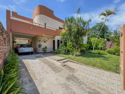 Gran casa familiar: 4 dormitorios, patio con quincho y buen estado