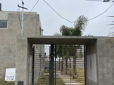 Venta - Dúplex de un dormitorio con jardín en Tierra Nueva, Fisherton. Alippi al 9000.