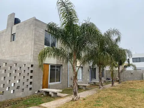 Venta - Dúplex de un dormitorio con jardín en Tierra Nueva, Fisherton. Alippi al 9000.