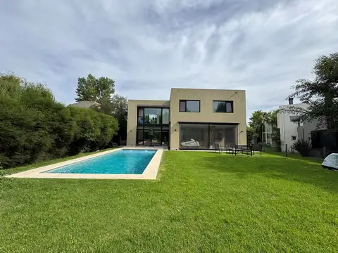 Casa en Venta en Barrio Cube, USD 245.000