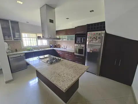 Casa 6 ambientes con 5 baños