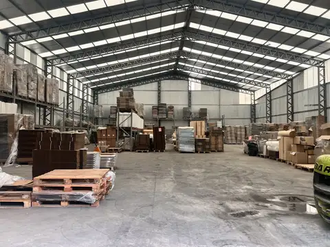 Depósito 700 m2 + oficinas+Vestuarios