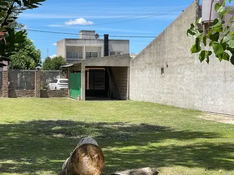 OPORTUNIDAD, CASA CON GRAN TERRENO EN MONTEGRANDE.