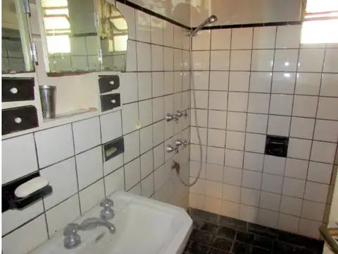 VENTA CASA A REFACCIONAR CON BUENA UBICACIÓN CÉNTRICA