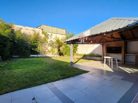 Casa 4 ambientes a la venta en Grand Bourg centro