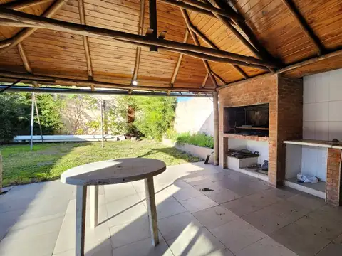 Casa 4 ambientes a la venta en Grand Bourg centro