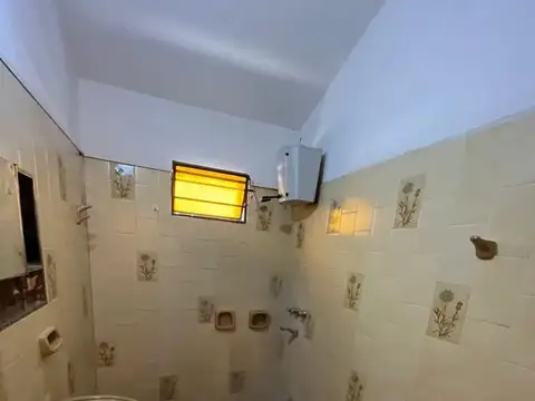 CASA EN VENTA - ITALIA Y CARLOS PELLEGRINI ( alvear)