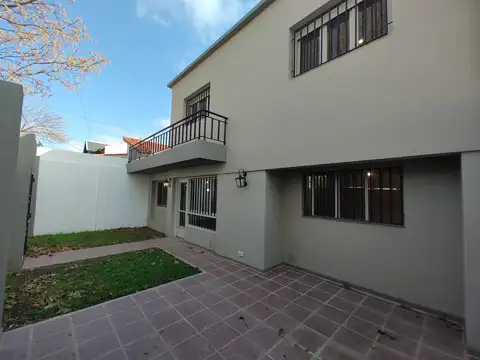 Casa al frente de 2 plantas con 2 dormitorios, cochera y patio – Alberdi