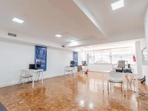 Importante piso de oficina de 300m2 en excelente estado en venta con renta, Zona Centro.