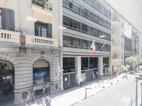 Importante piso de oficina de 300m2 en excelente estado en venta con renta, Zona Centro.