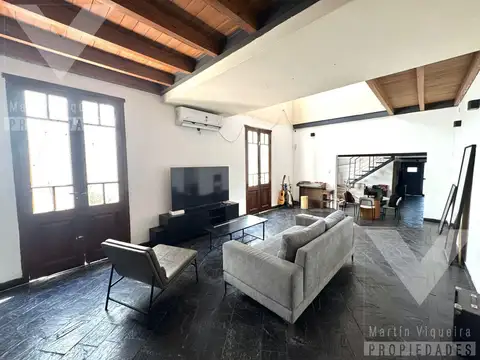 Casa de cinco ambientes en dos plantas con patio con parrilla y cochera