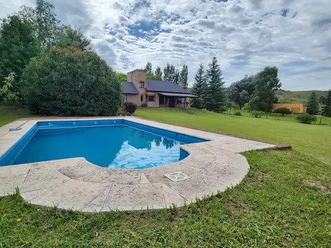 CASA CON AMPLIO PARQUE Y PILETA EN VENTA